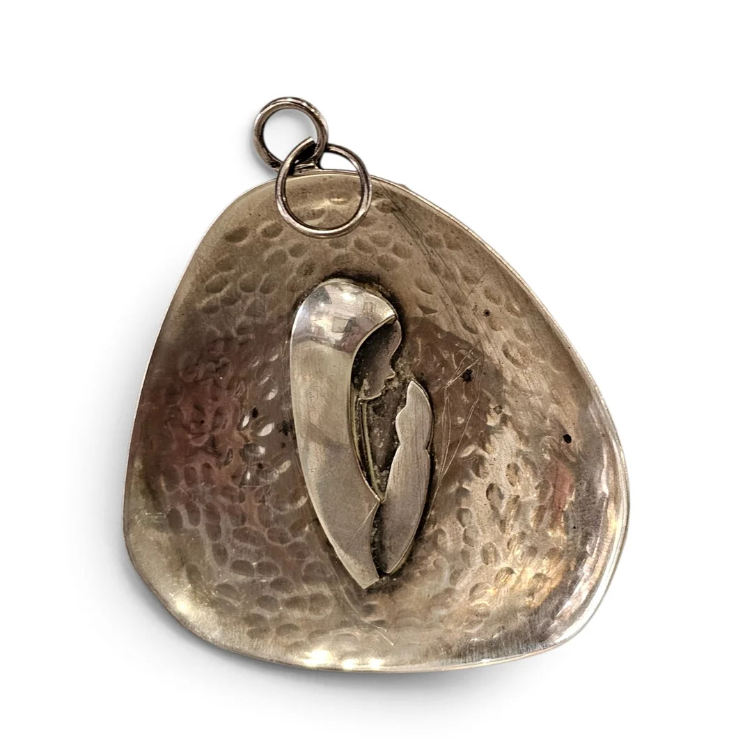 Medalla de cuna con imagen de virgen con niño en plata de Ley. Martelé. — Silver — Arce Auctions