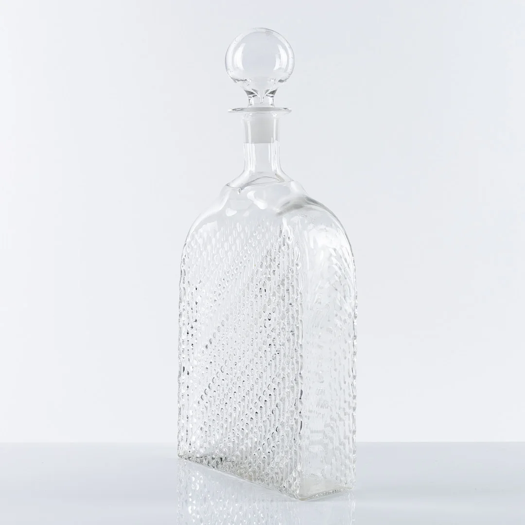 NANNY STILL. karaff med propp, "Flindari" glas, etikettmärkt, Riihimäen lasi, 1960-tal. — Utility glass — Auktionshuset Kolonn