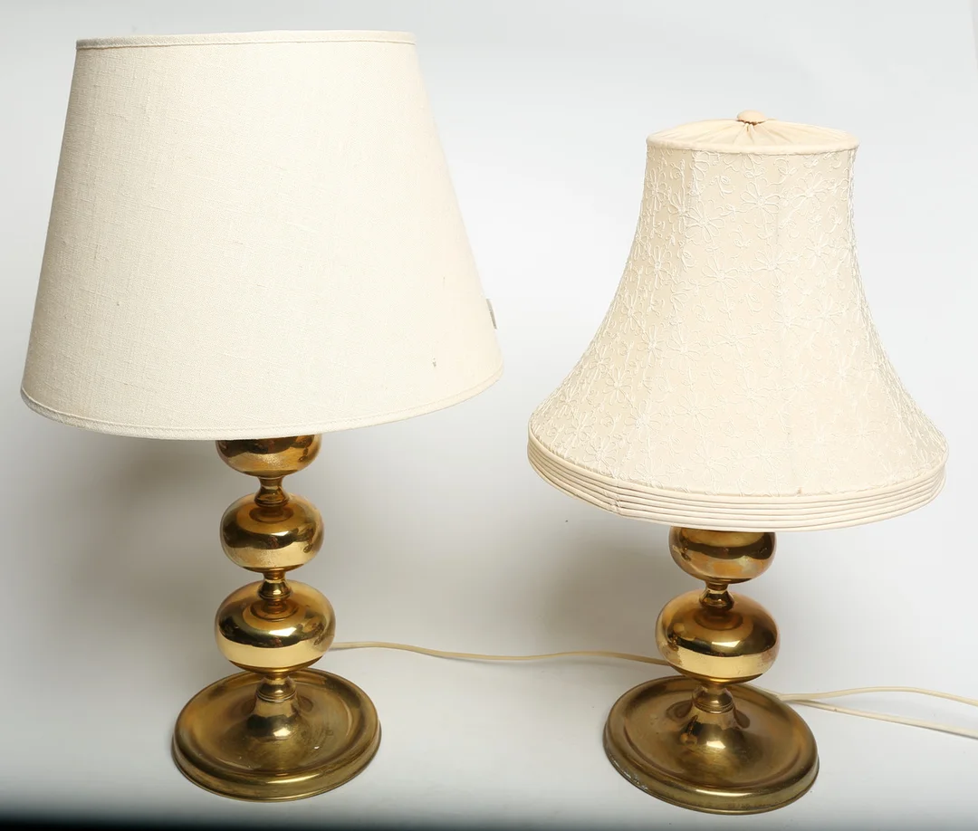 BORDSLAMPOR 2 st, mässing. — Table Lamps — Kalmar Auktionsverk