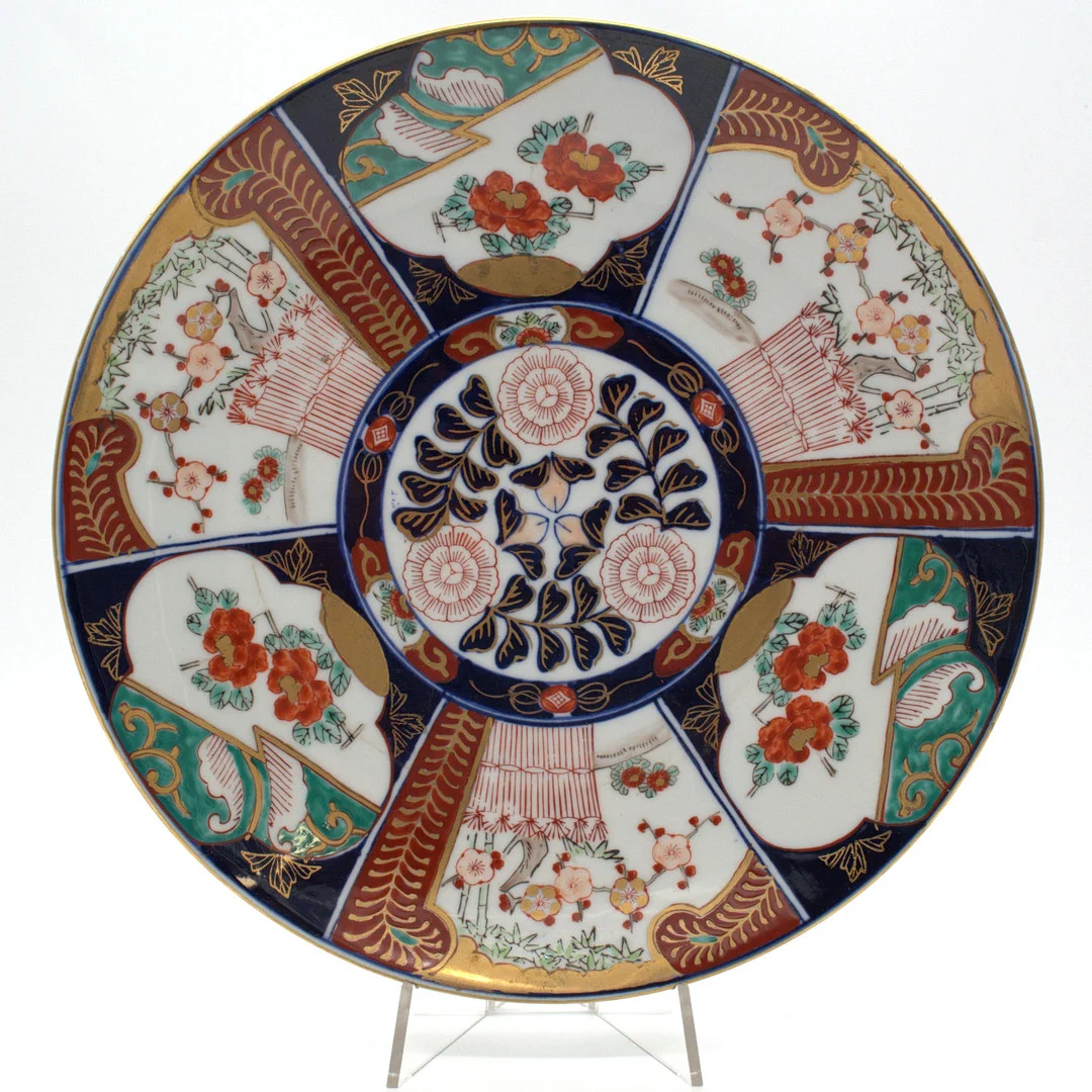 JAPANISCHER HANDBEMALTER PORZELLANTELLER IM IMARI-STIL, UM 1900. — Ceramics & Porcelain — Kunst- und Auktionshaus Kleinhenz