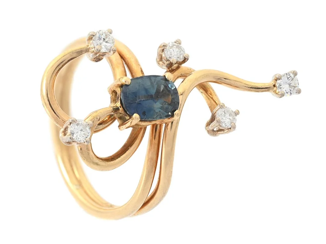 RING, 18K guld, ovalslipad safir, 5 briljantslipade diamanter ca 0,23 ctv, ca W/P, stl 17,5 mm, vikt 5,3 g. — Smycken/Ring — Kaplans
