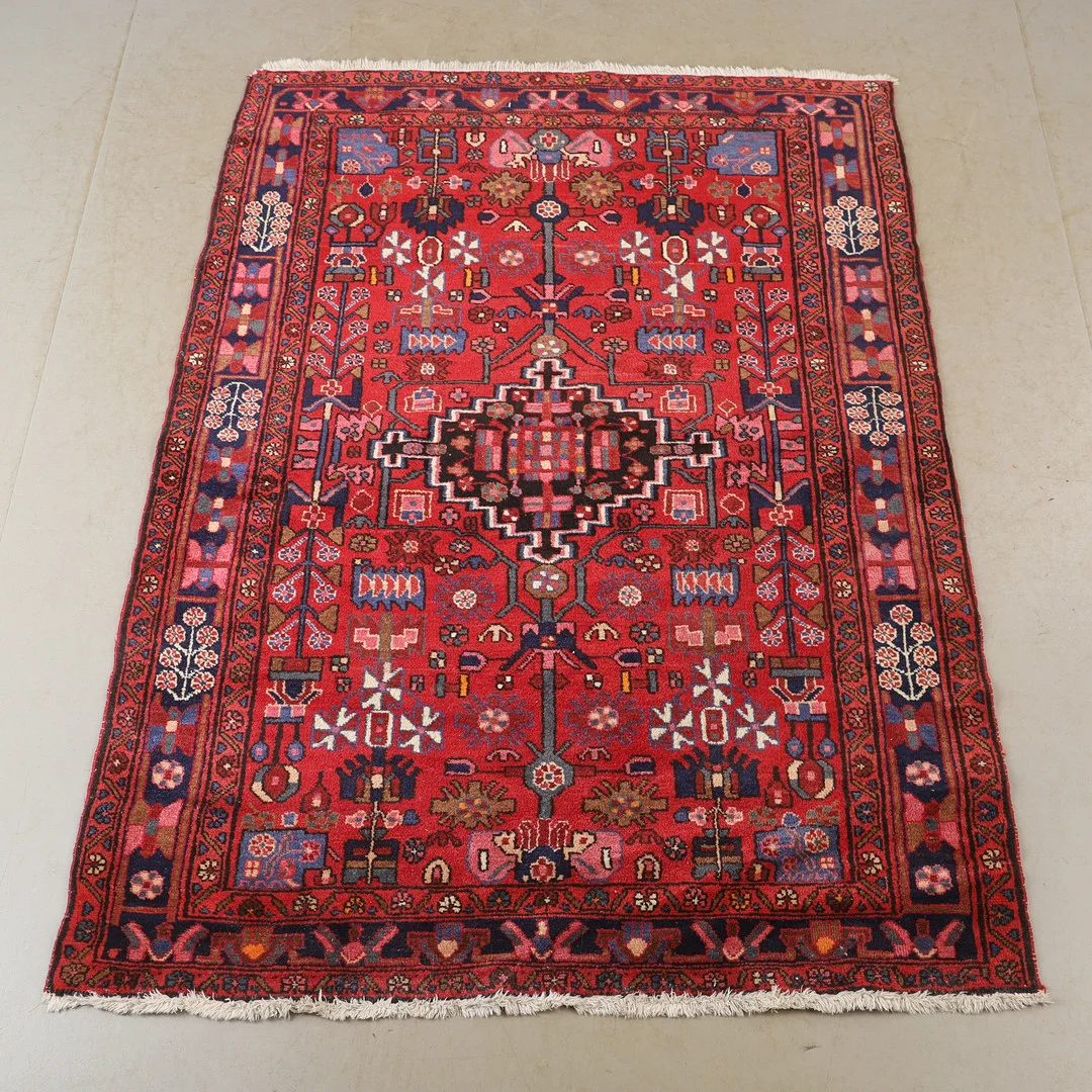 MATTA, orientalisk, 197 x 143 cm. — Oriental Carpets & Textiles — Helsingborgs Auktionskammare