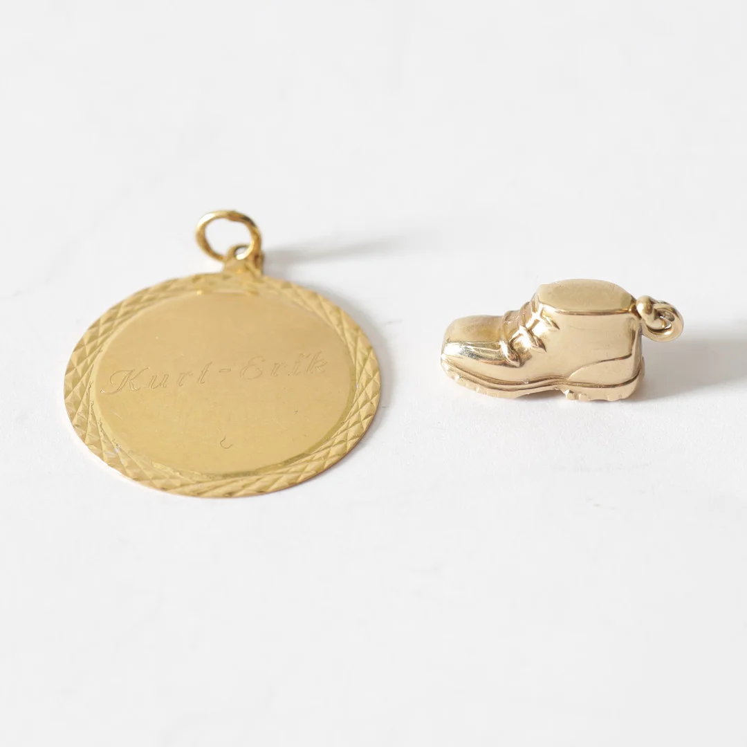 HÄNGE & BERLOCK, 18K guld. Totalvikt ca 3 gram. — Brooches & Pendants — Gomér & Andersson Nyköping