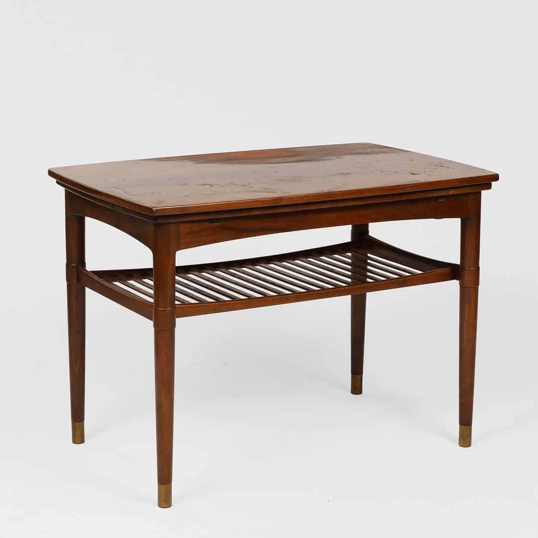 Let ovalt sofabord af nøddetræ med hollandsk udtræk, 1940-50'erne, Danmark. — Coffee Tables — Palsgaard Kunstauktioner
