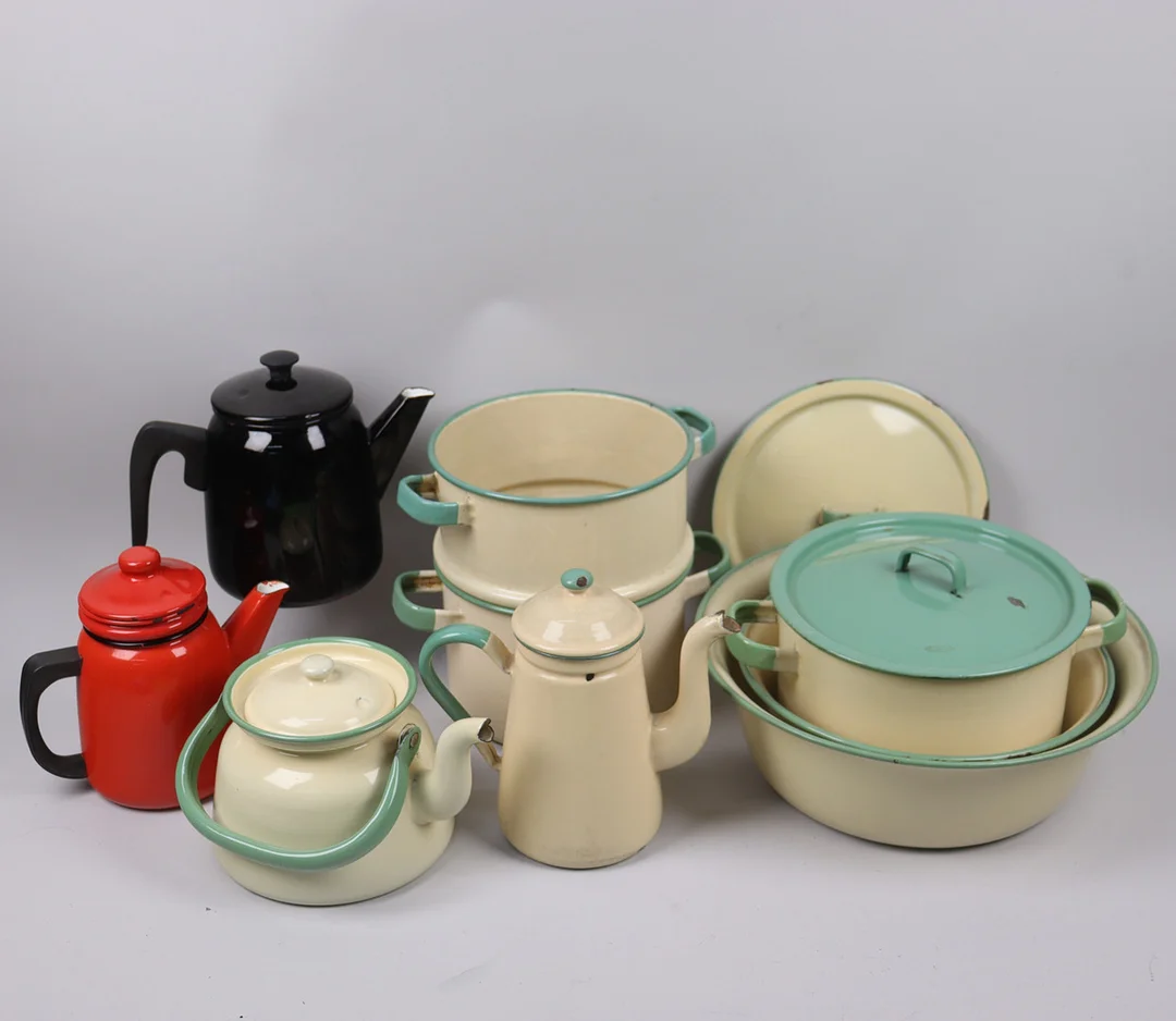 KOCKUMS EMALJ, kaffekannor mm, 1900-talets första hälft. — Other metals — Markus Auktioner