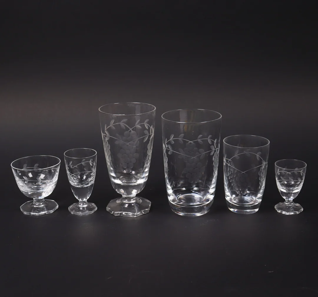 GLASSERVIS, med etsad dekor av druvklasar, 48 delar. — Tableware — Markus Auktioner