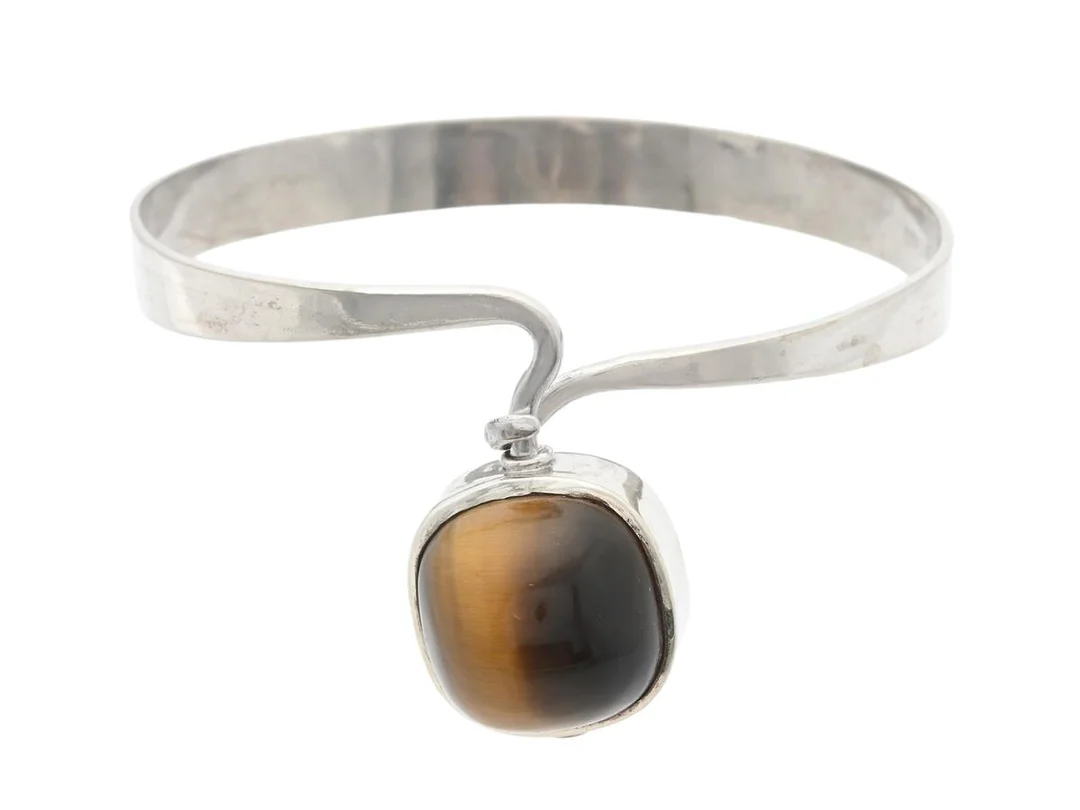 ARMRING, sterlingsilver, tigeröga, öppningsbar modell, innermått 5 cm x 5,6 cm, vikt ca 16,6 g. — Smycken/Armring — Kaplans