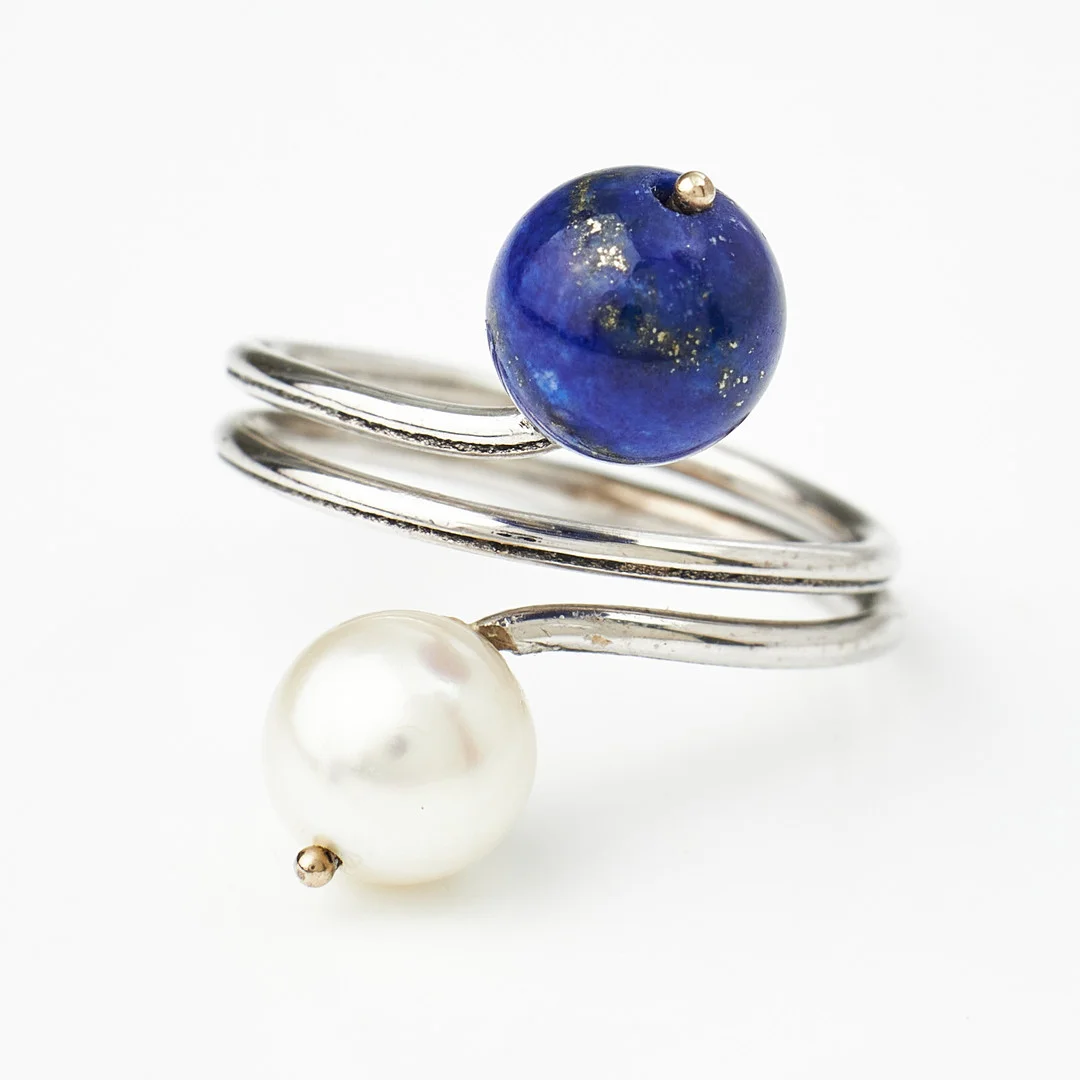 RING, 18 k vitguld, dekor med kulformad lapis lazuli resp. odlad pärla ca 7,5 mm. — Rings — Stockholms Auktionsverk Magasin 5