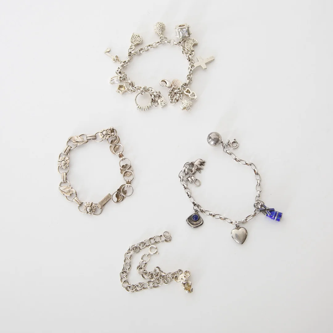 SILVERARMBAND MED BERLOCKER, 4 st. — Bracelets — Auktionsverket Engelholm