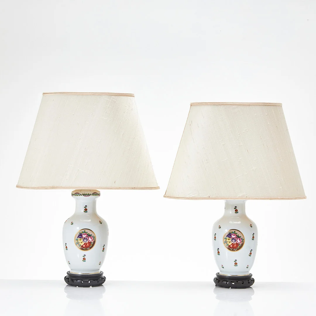 BORDSLAMPOR, 2 st, 1900-talets andra hälft, Porcelaine de Paris, porslin. — Table Lamps — Stockholms Auktionsverk Magasin 5