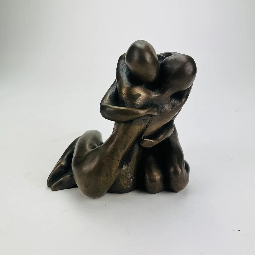 DAVE VEAL. Man och kvinna. Skulptur, bronspatinerad kontsmassa, signerad. — Sculptures & Bronzes — Auktionshuset Thörner & Ek