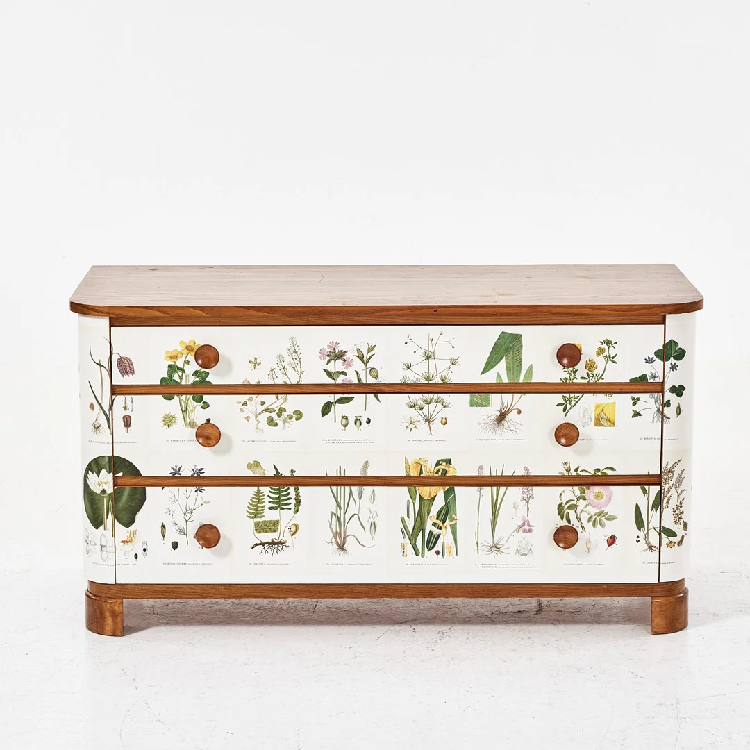 BYRÅ, 1930/40-tal, almfanér, dragknoppar i trä, tapetserad i Nordens Flora. — Chests of drawers — Stockholms Auktionsverk Magasin 5
