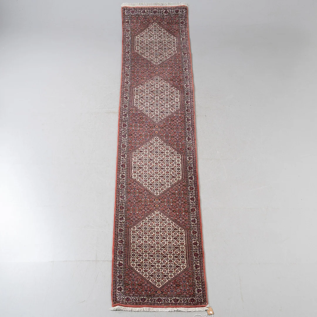 MATTA, handknuten persisk, gallerimatta, 393 x 74 cm. — Persian Carpets & Textiles — Stockholms Auktionsverk Helsingborg