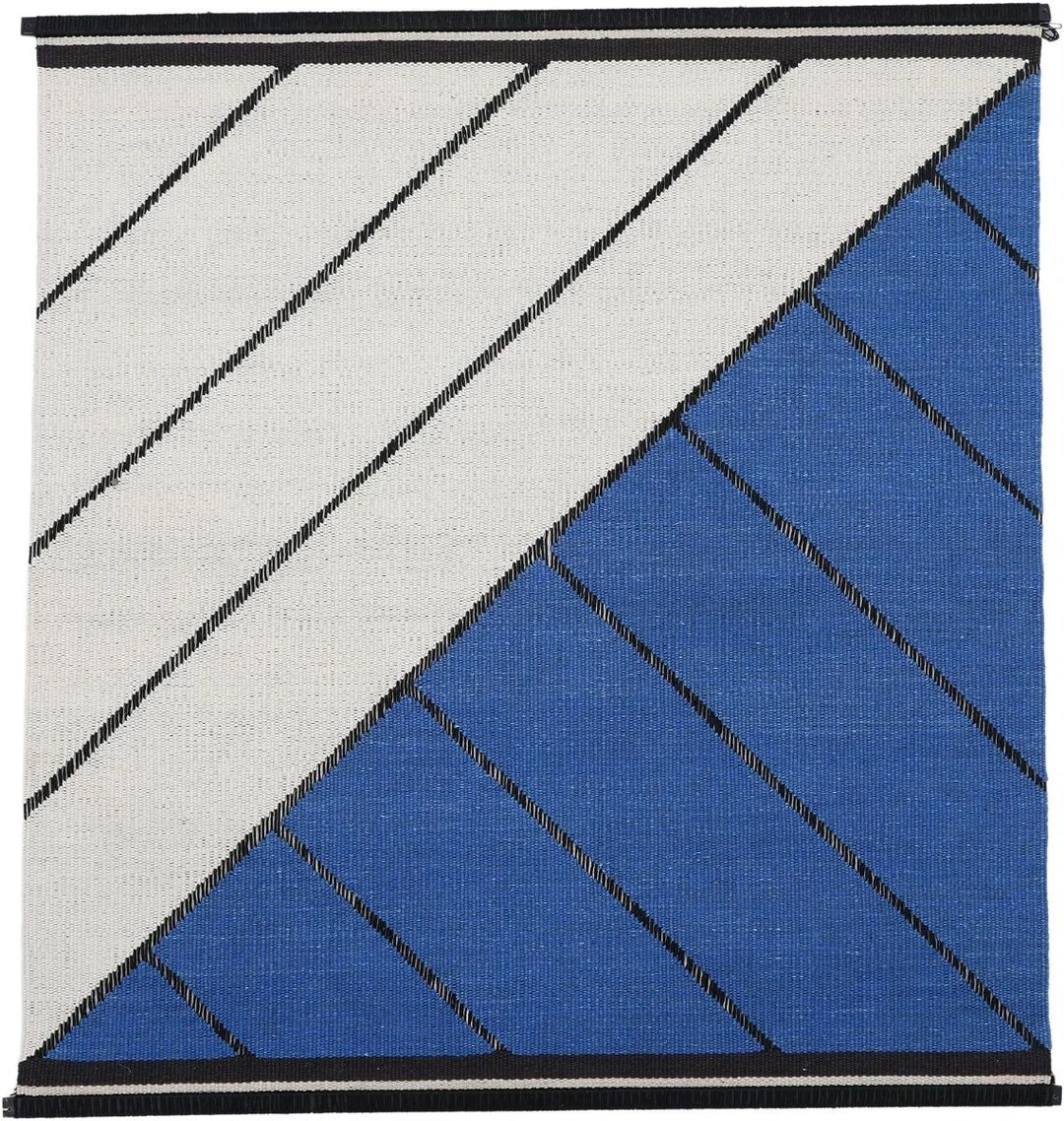 “Blå form”. A handwoven wool tapestry. Geometric pattern in shades of blue, white and black. Reverse with label. Unique. H. 140 cm. W. 128 cm. — Carpets & Rugs — Bruun Rasmussen