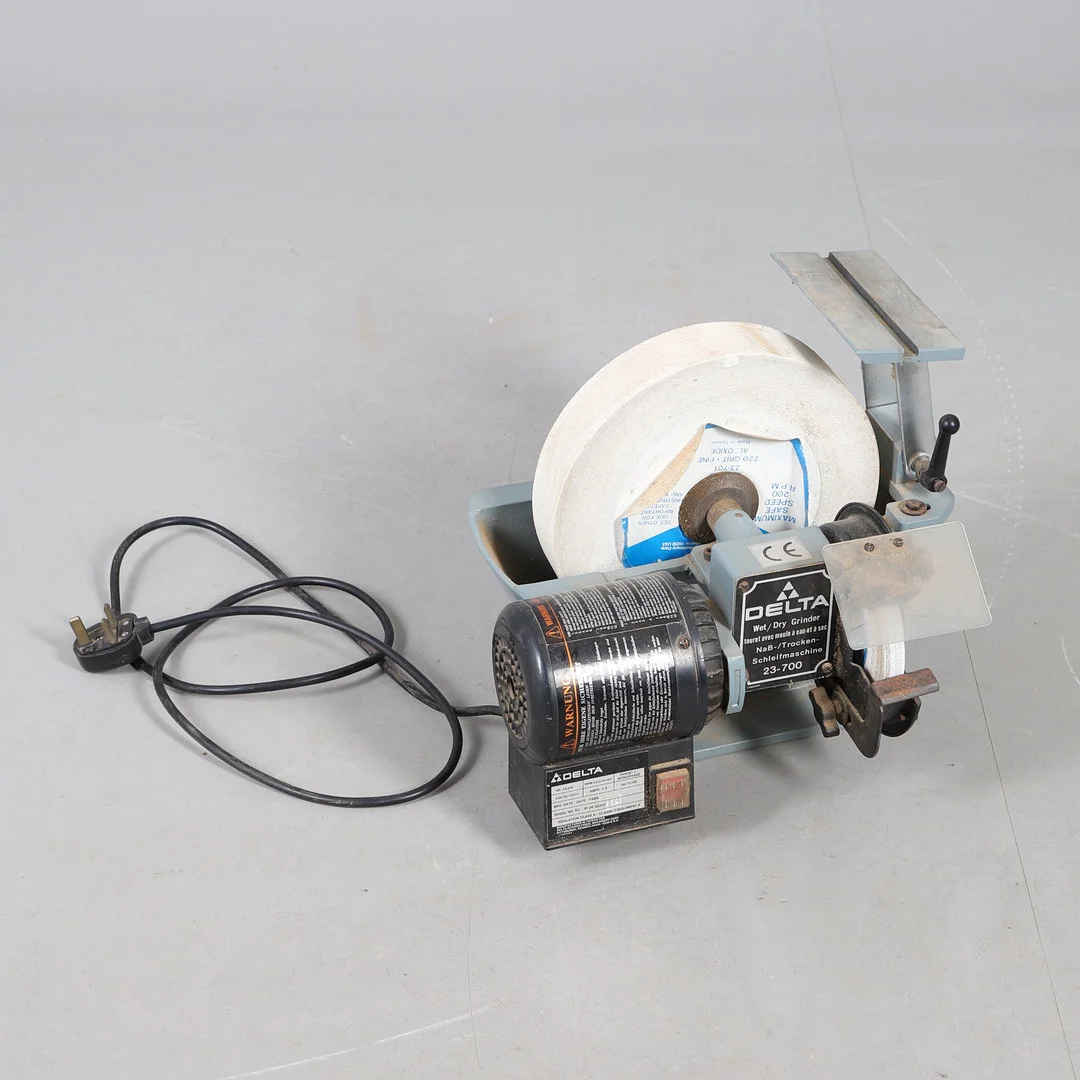 DELTA BENCH GRINDER. — Modern Tools — Lawrences Auctioneers