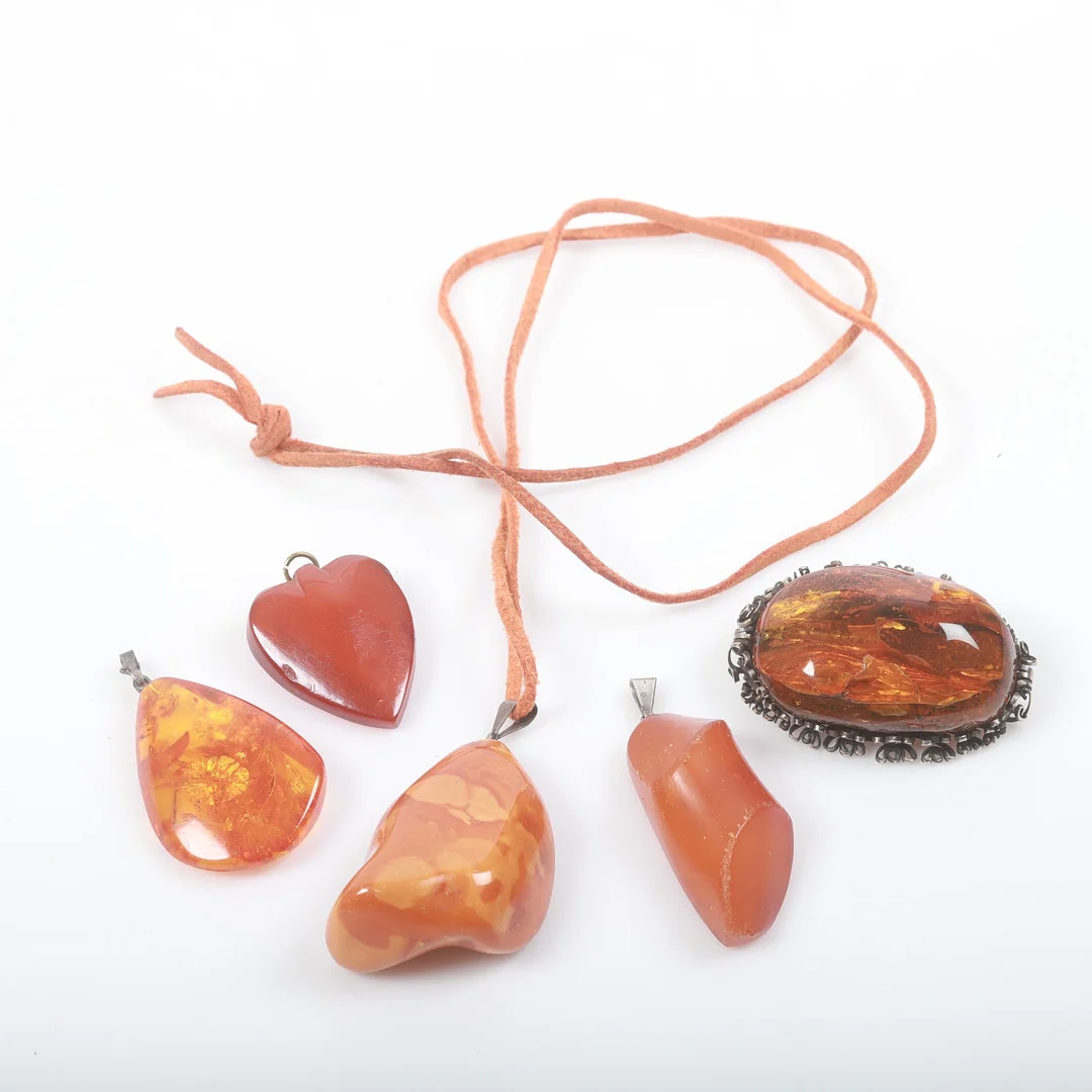 HÄNGEN SAMT BROSCH, 5 delar, bärnsten. — Brooches & Pendants — Helsingborgs Auktionskammare