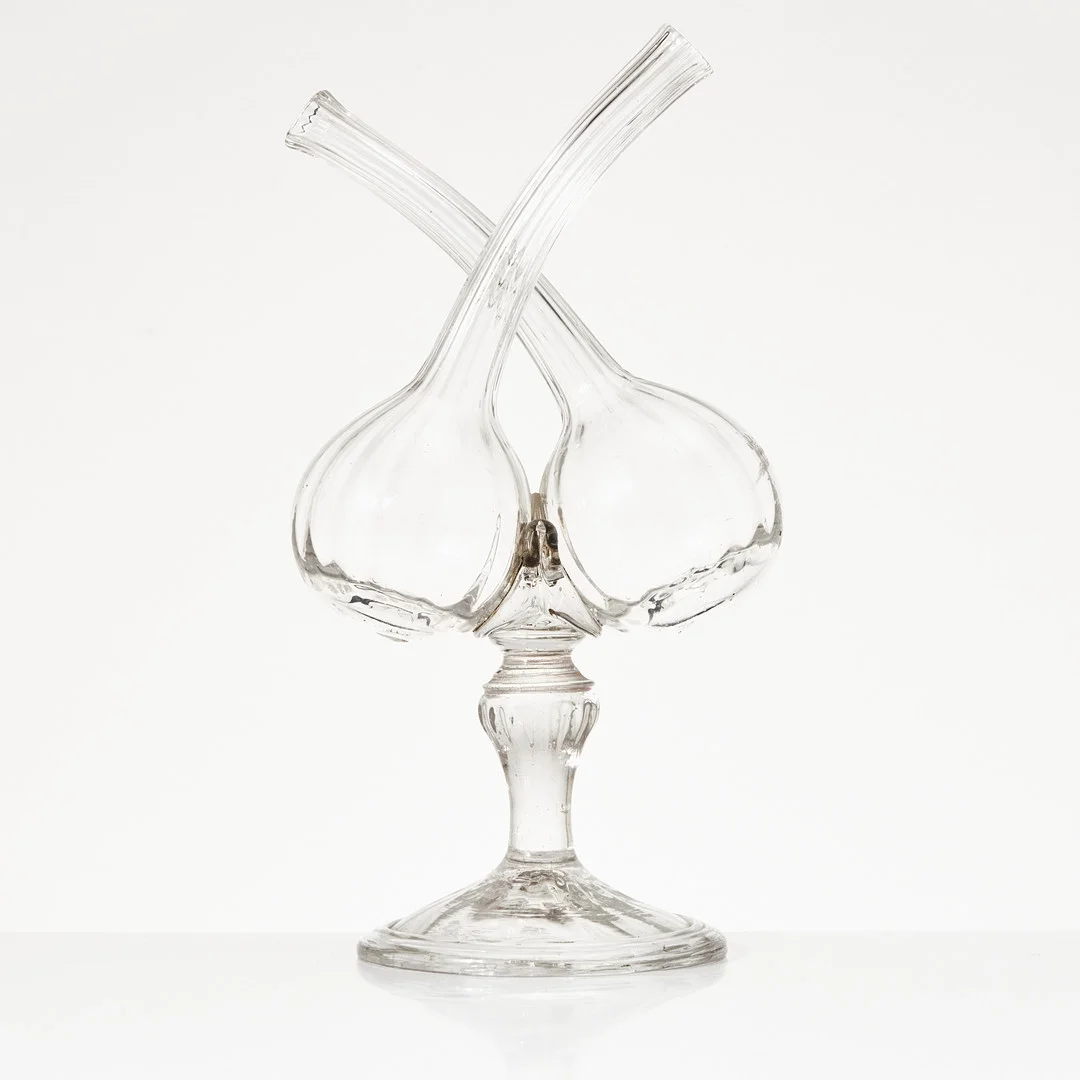 GUÉDOUFLE (dubbelflaska), glas, 1800-tal, för olja och vinäger, på balusterformad fasetterad fot. — Other — Stockholms Auktionsverk Magasin 5