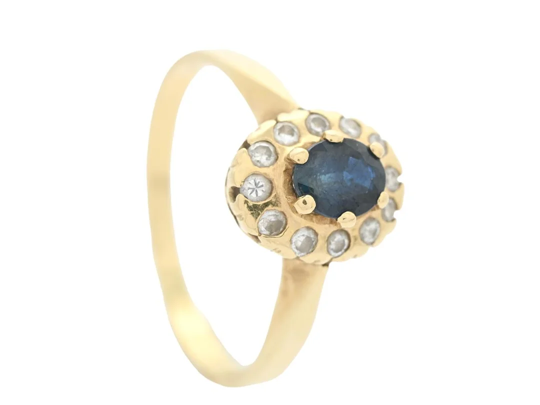 CARMOSÉRING, 18K guld, 1 safir, 12 st briljanter, stl 16,5 mm, vikt ca 2,5 g. — Smycken/Carmoséring — Kaplans