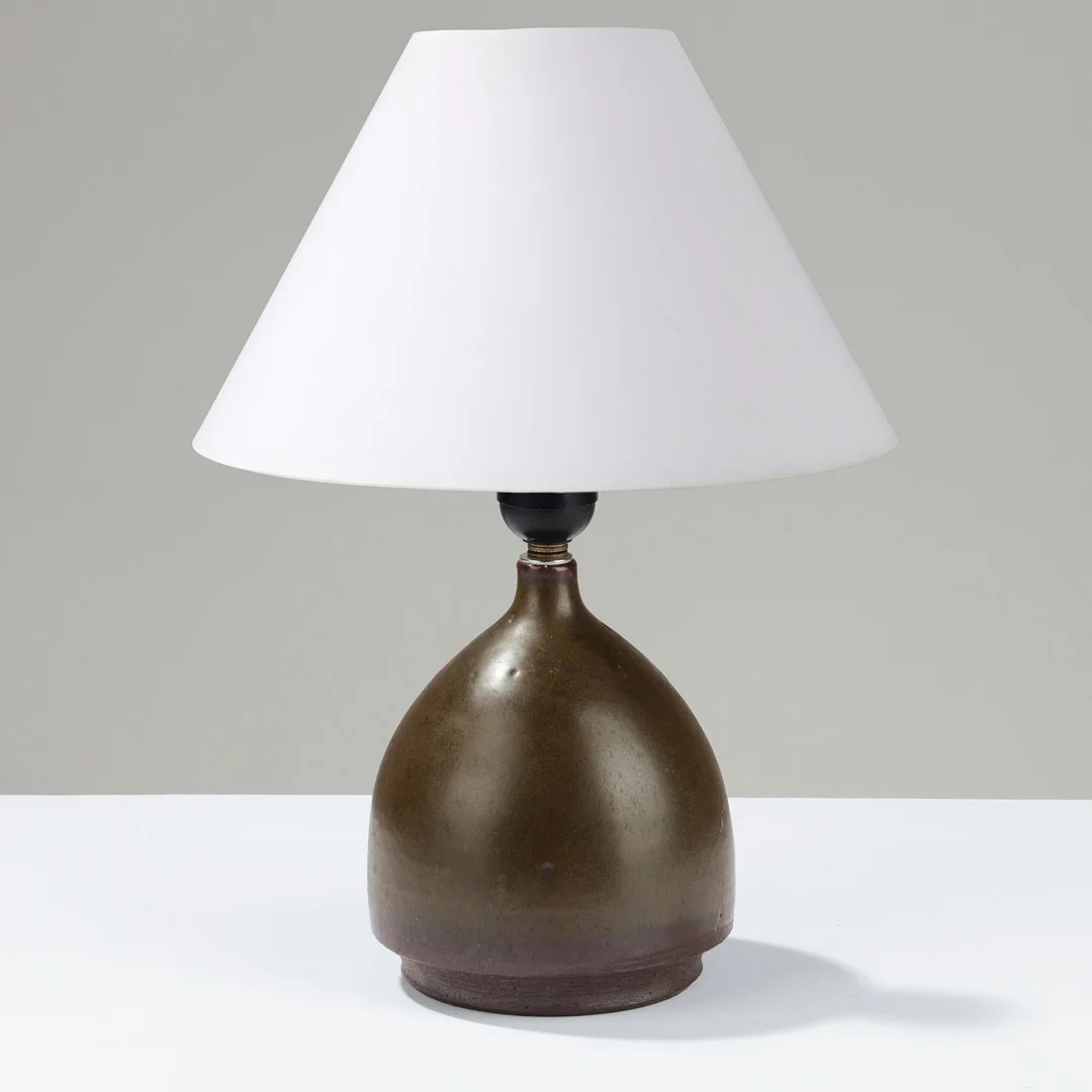 MARIANNE STARCK (1931-2007). Bordlampe af delvist glaseret stentøj, Michael Andersen & Søn, Danmark, 1950/1960'erne. — Table Lamps — Palsgaard Kunstauktioner