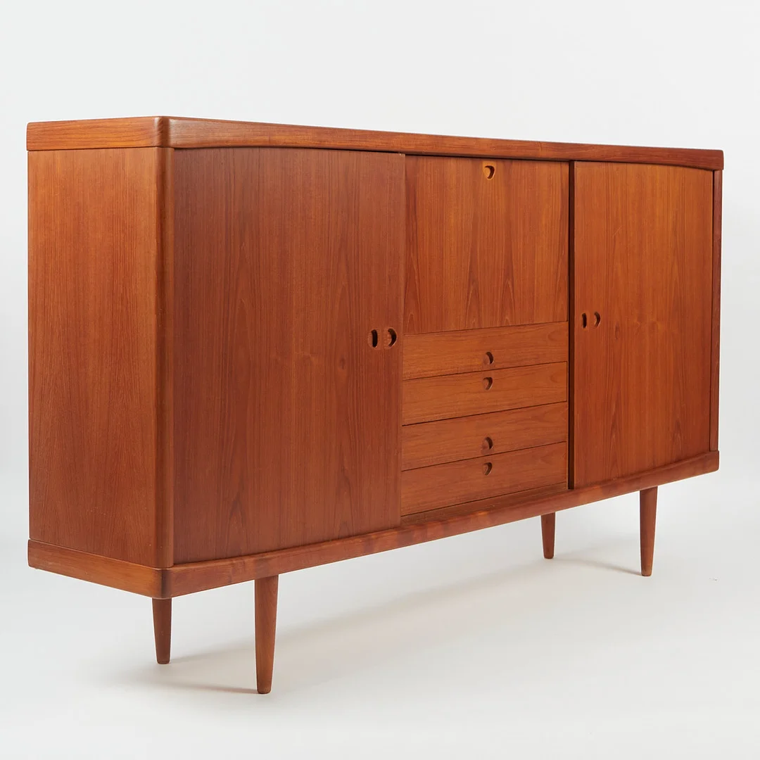 H. W. KLEIN. Bramin. Highboard / Sideboard, Teak, 1960er Jahre, Dänemark. — Chests of drawers — Stockholms Auktionsverk Köln