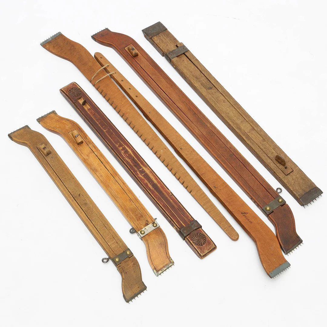 VÄVSPÄNNARE, 6 delar, trä och metall, 18/1900-tal. — Tools & Gears — Auktionsmagasinet Vänersborg