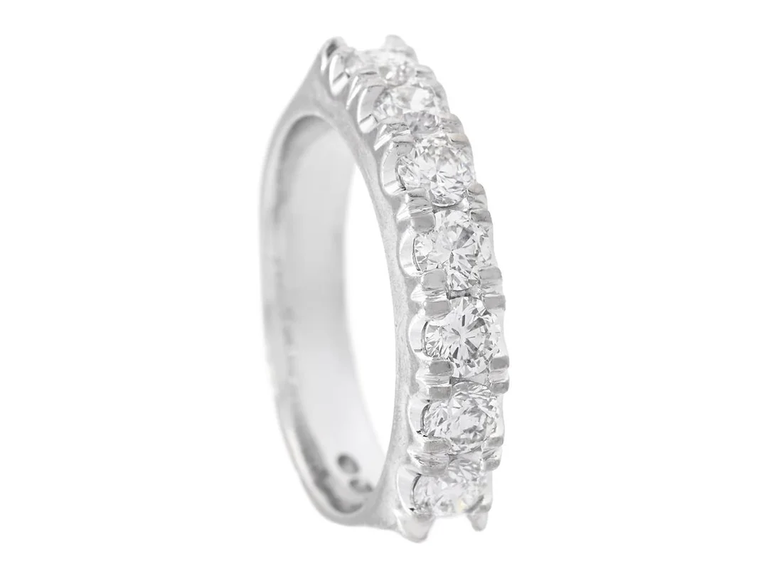 ALLIANSRING, 18K vitguld, 7 briljantslipade diamanter ca 1,26 ctv, ca TW/SI, stl 18,75 mm, vikt 10,0 g. — Smycken/Alliansring — Kaplans