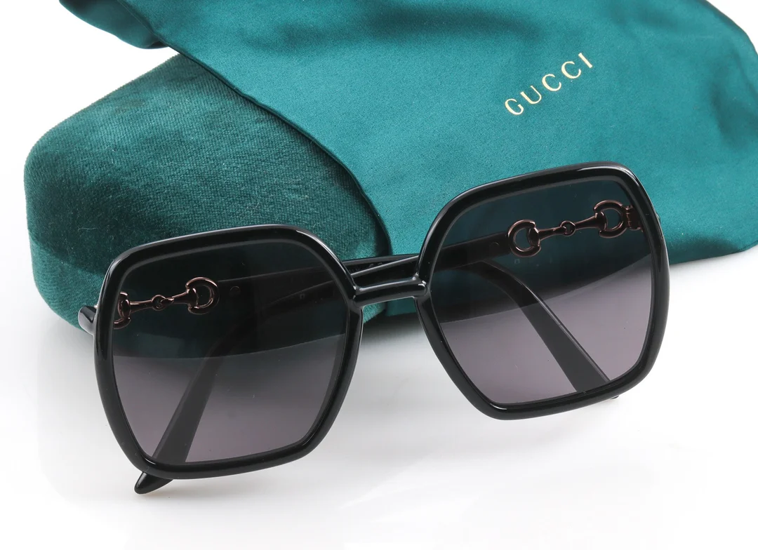 GUCCI. A pair of sunglasses with golden hardware, including case etc. — Clothing, shoes and accessories/Accessories — Lauritz