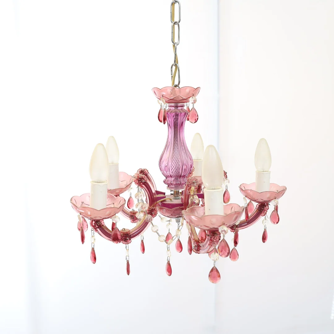 TAKLAMPA, 1900-talets slut, färgat glas och plast. Behängd med prismor. Fem ljuspunkter. — Ceiling lights — Falun Auktionsbyrå