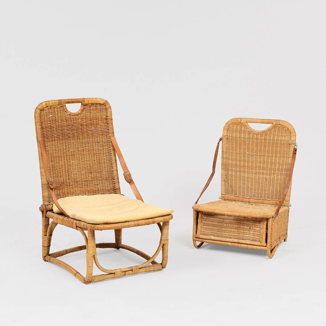 ROBERT WENGLER M.FL. Et par sammenklappelige strandstole af rattan og læder, Danmark, 1960'erne, (2). — Armchairs & Chairs — Palsgaard Kunstauktioner