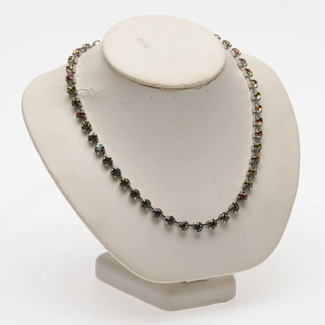 HALSBAND, Mode smycke, Tombak/vit brons med Swarovski stenar. — Necklace — Örebro Stadsauktioner
