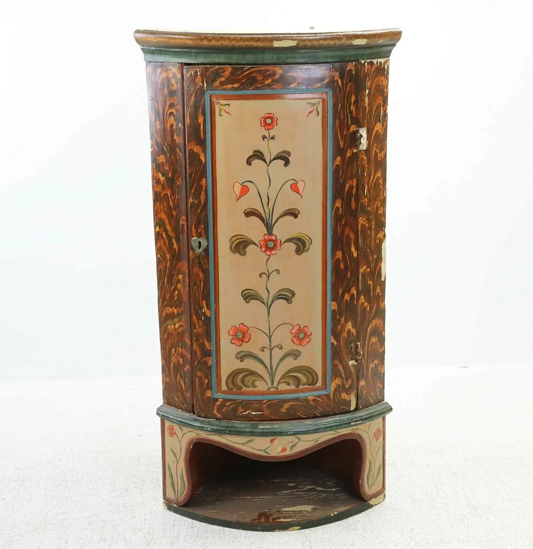 HÖRNSKÅP, allmoge, 1800-tal. — Furniture — Hälsinglands Auktionsverk