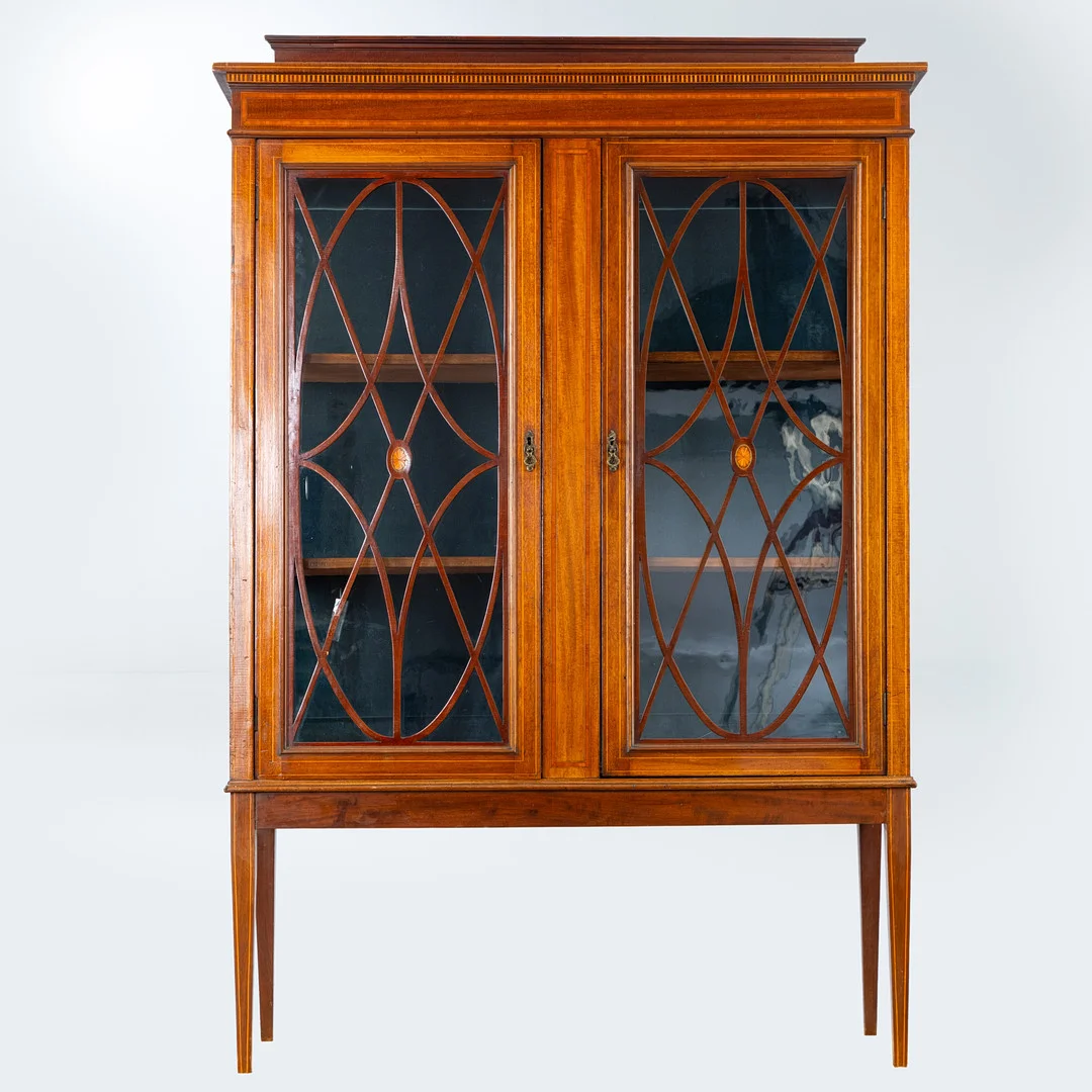 Edwardian Vitrine, Mahagoni mit Zierornamentik, England, um 1910. — Cupboards, Cabinets & Shelves — Stockholms Auktionsverk Hamburg
