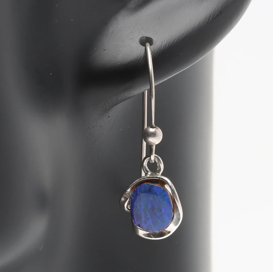 ÖRHÄNGEN, ett par, blå opaler & sterlingsilver. — Earrings — Ekenbergs Auktioner