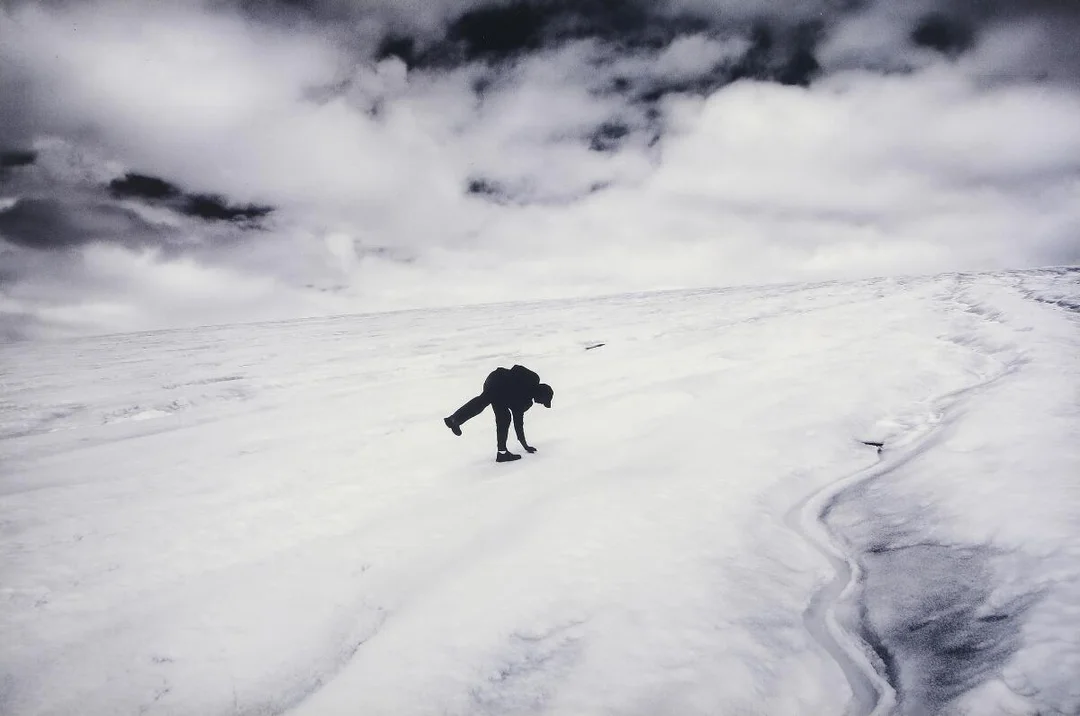 Casper Dalhoff: Person at a frozen shore. B/w press photo, mounted on board. Sheet size 36×54.5 cm. — Photos/Modern photographs — Bruun Rasmussen