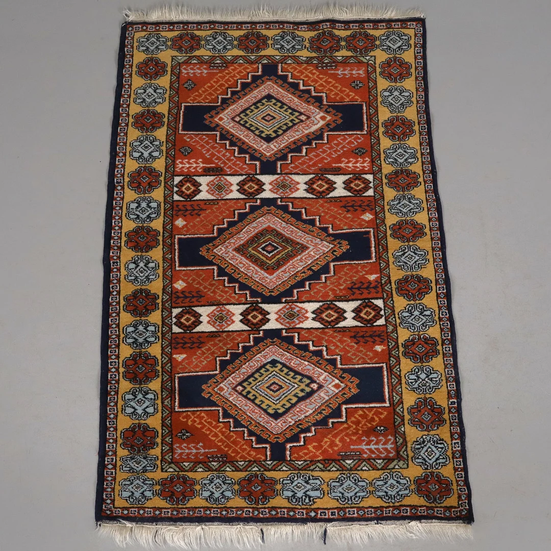 MATTA, handknuten, Persien. — Oriental Carpets & Textiles — Örebro Stadsauktioner