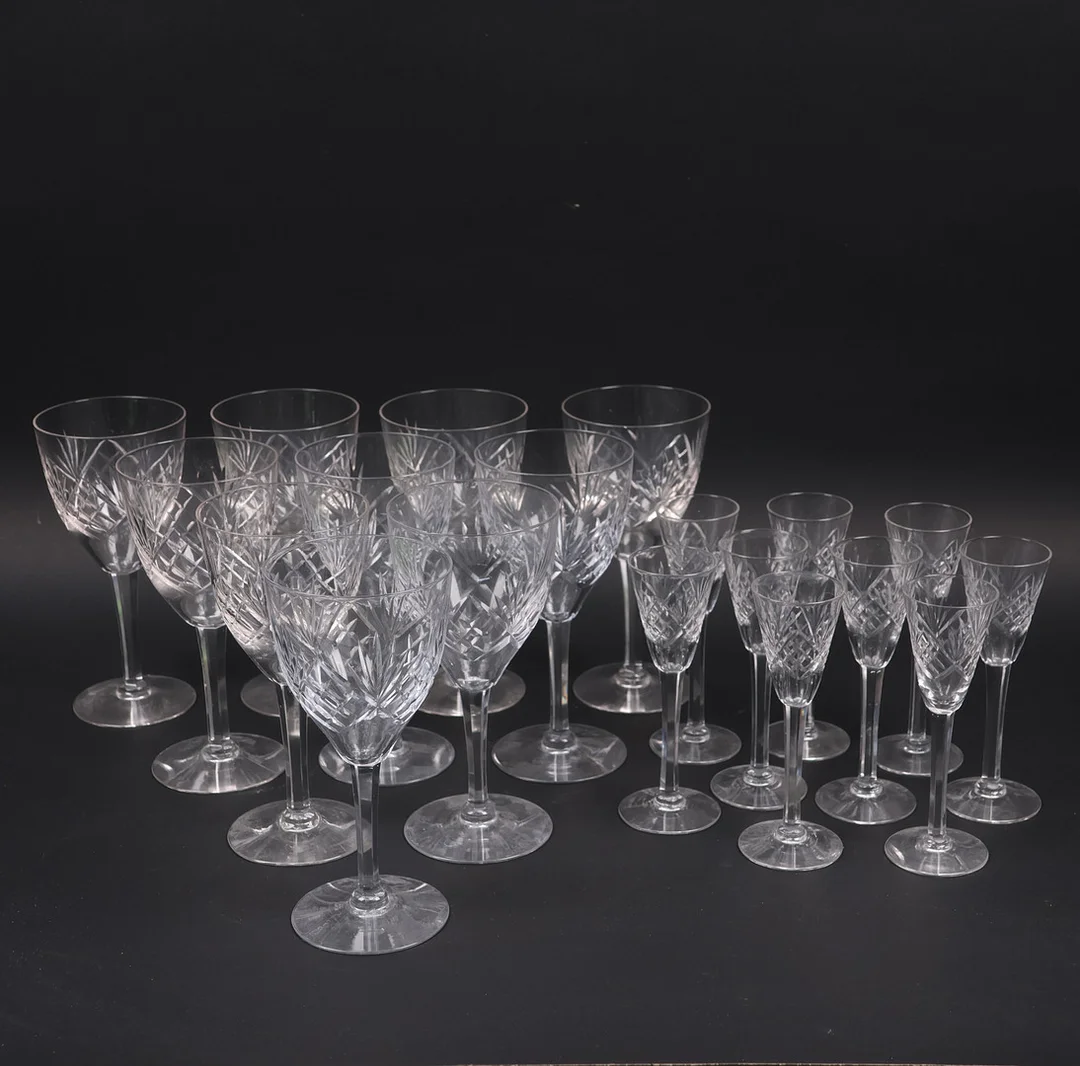 VIN & SNAPSGLAS, helgaslipade, 1900-talets första hälft, 19 delar. — Tableware — Markus Auktioner