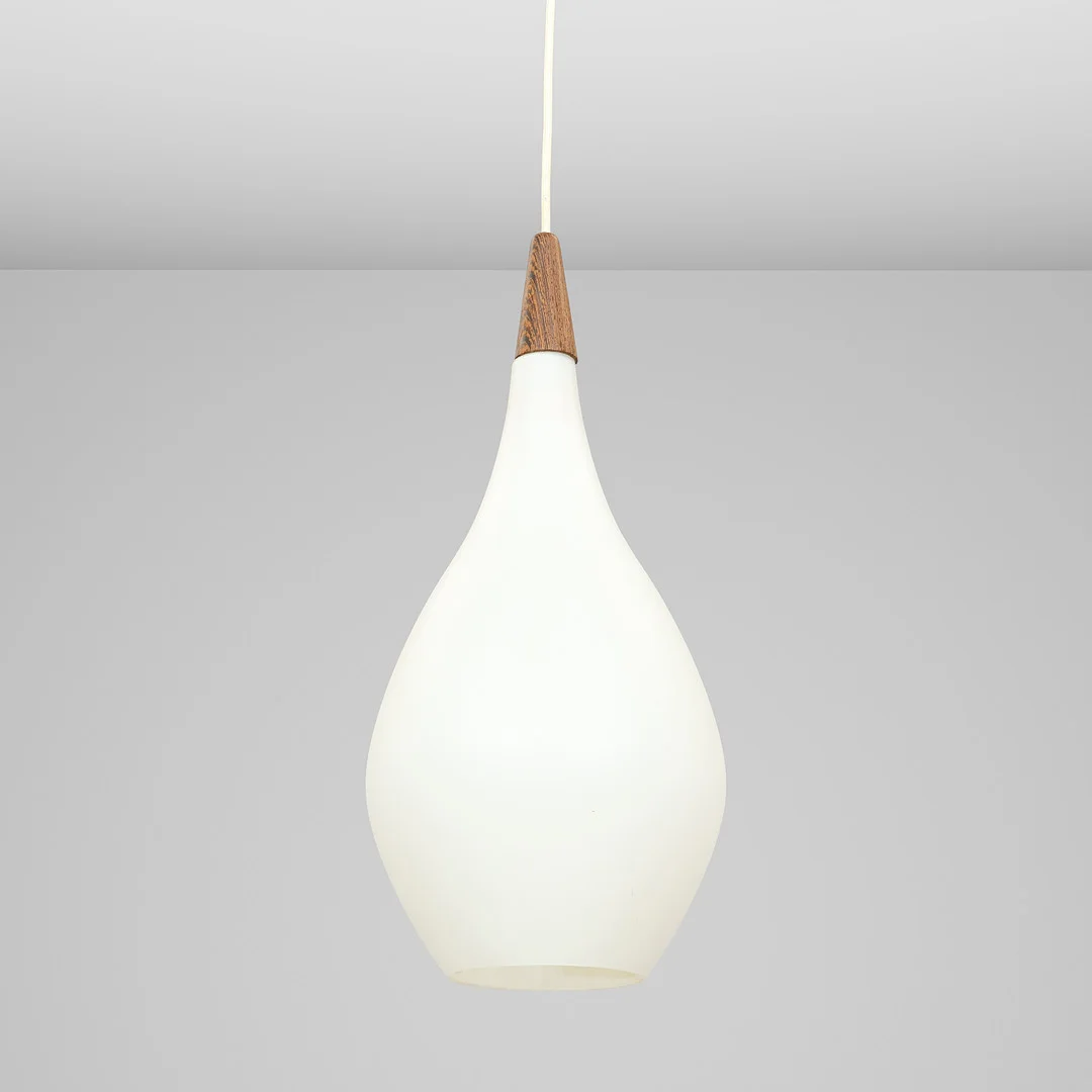 DANSK DESIGN. Loftslampe med skærm af opalglas og montering af wengé, antageligt Fyens Glasværk for Louis Poulsen, ca. 1970'erne. — Ceiling lights — Palsgaard Kunstauktioner