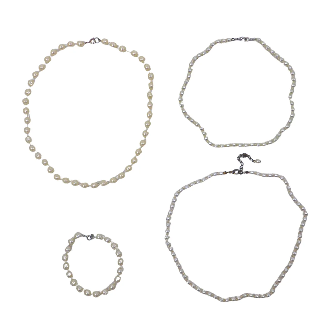 BAROCKPERLEN-SCHMUCKSET BESTEHEND AUS DREI KETTEN UND EINEM ARMBAND. — Jewellery — Auktionshaus Stuber's Hammerschlag