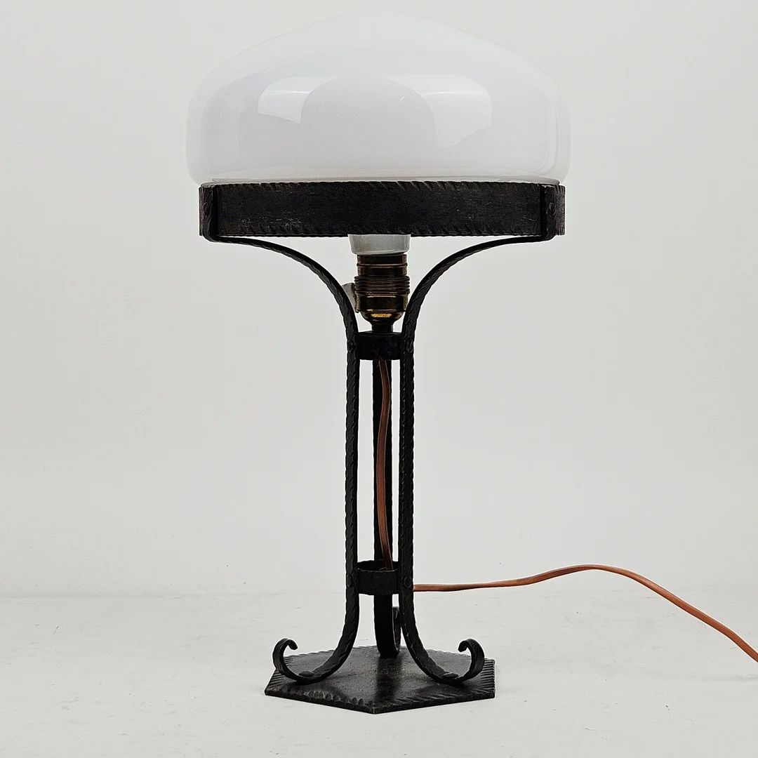 BORDSLAMPA, metall, jugend stil, Strindbergs modell, 1900-talets första hälft. — Table Lamps — Auktionshuset Thörner & Ek