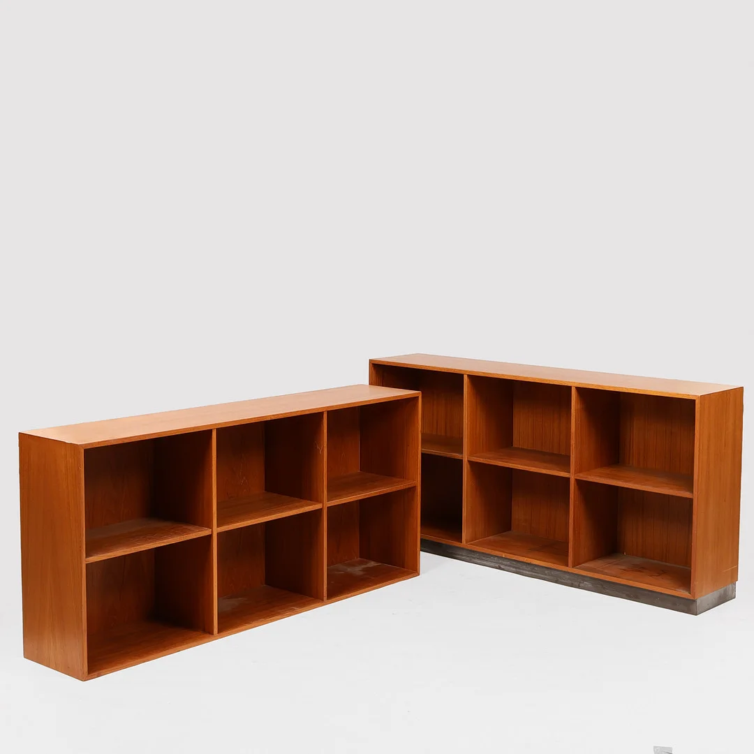 Et par bogreoler af teaktræ, antageligt dansk møbelproducent, Danmark, 1950/1960'erne, (2). — Cupboards, Cabinets & Shelves — Palsgaard Kunstauktioner