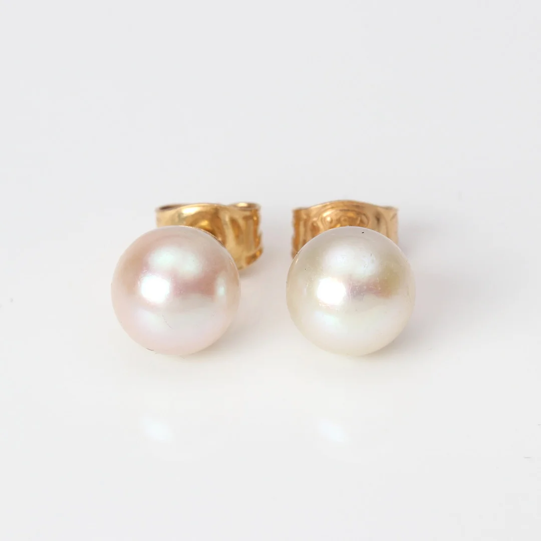 ÖRHÄNGEN, ETT PAR. 18k guld med odlade pärlor, totalvikt ca 2,3 gram. — Earrings — Skånes Auktionsverk