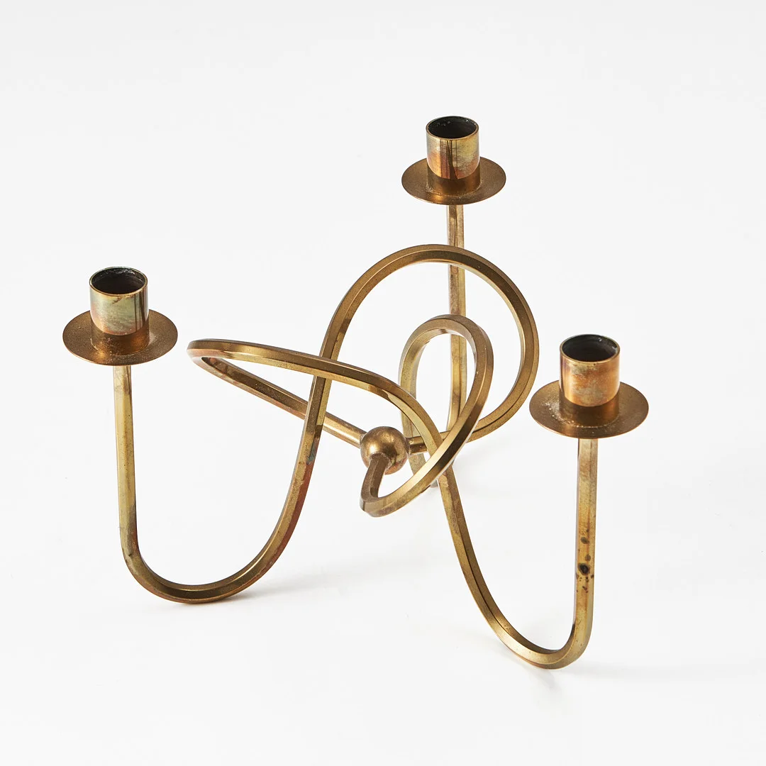 JOSEF FRANK. "Vänskapsknuten", ljusstake, Firma Svenskt Tenn, mässing, formgivningsår 1938. — Candlesticks — Stockholms Auktionsverk Magasin 5