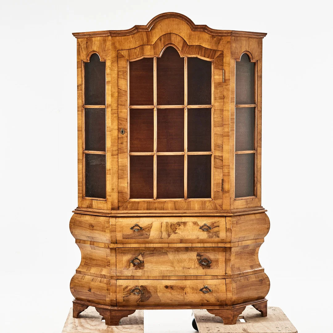 VITIRNSKÅP, 1900-talets första hälft, barockstil, 2 delat, fanerat i valnöt, beslag i mässing. — Cupboards, Cabinets & Shelves — Stockholms Auktionsverk Magasin 5