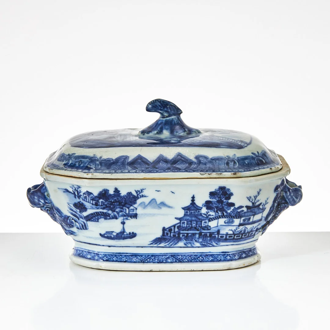 SÅSTERRIN, porslin, Kina, Qianlong (1736-1795), dekor i underglasyrblått, med hänklar, lockknopp i form av volut. — Ceramics & Porcelain — Stockholms Auktionsverk Magasin 5