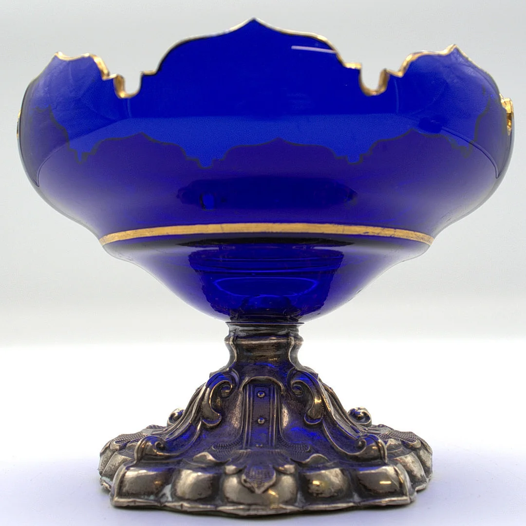 BIEDERMEIER FUSSSCHALE SILBER FUSS MIT KRISTALL GLAS KOBALTBLAU UND GOLDENEN DETAILS BÖHMEN, MITTE DES 19. JAHRHUNDERTS. — Art glass — Kunst- und Auktionshaus Kleinhenz