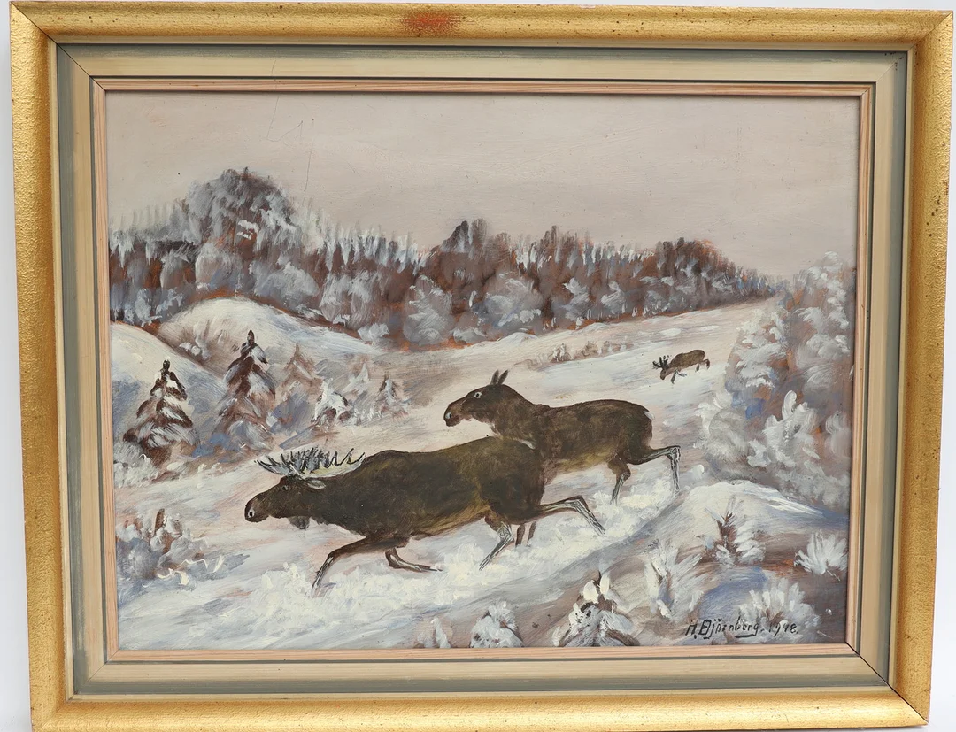 OIDENTIFIERAD KONSTNÄR. Motiv med älgar, oljemålning pannå, signerad H björnberg, daterad 1948. — Paintings — Falun Auktionsbyrå