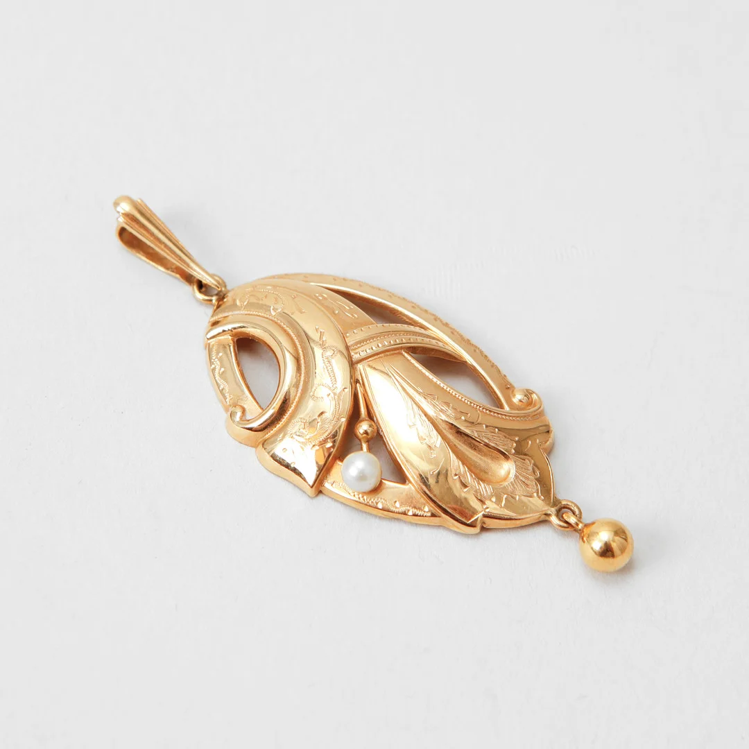 HÄNGE, 18k guld, odlad pärla, vikt ca 2,6 gram. — Brooches & Pendants — Göteborgs Auktionsverk