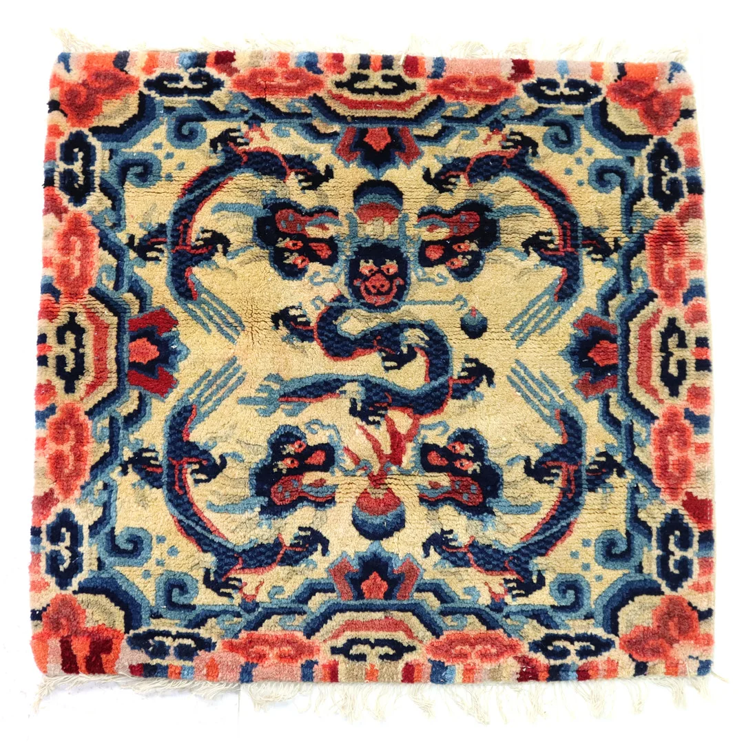 TRONSITS, lugg av ull, varp och inslag av bomull, Suiyan, Kina, omkring 1900. — Oriental Carpets & Textiles — Höganäs Auktionsverk