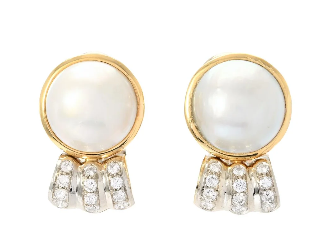 PÄRLÖRHÄNGEN, 18K guld/vitguld, mabepärlor ca 12 mm, briljantslipade diamanter ca 0,48 ctv, ca W-TCr/VS-SI, höjd ca 21,5 mm, vikt 12,4 g, clips. — Smycken/Pärlörhängen — Kaplans