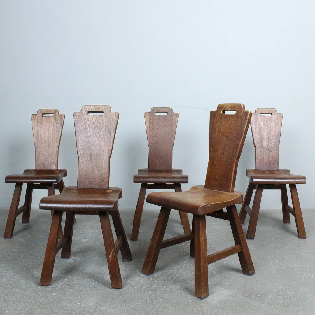 Set aus fünf brutalistischen Stühlen, Eiche, 1970er Jahre, Belgien. — Armchairs & Chairs — Stockholms Auktionsverk Düsseldorf/Neuss
